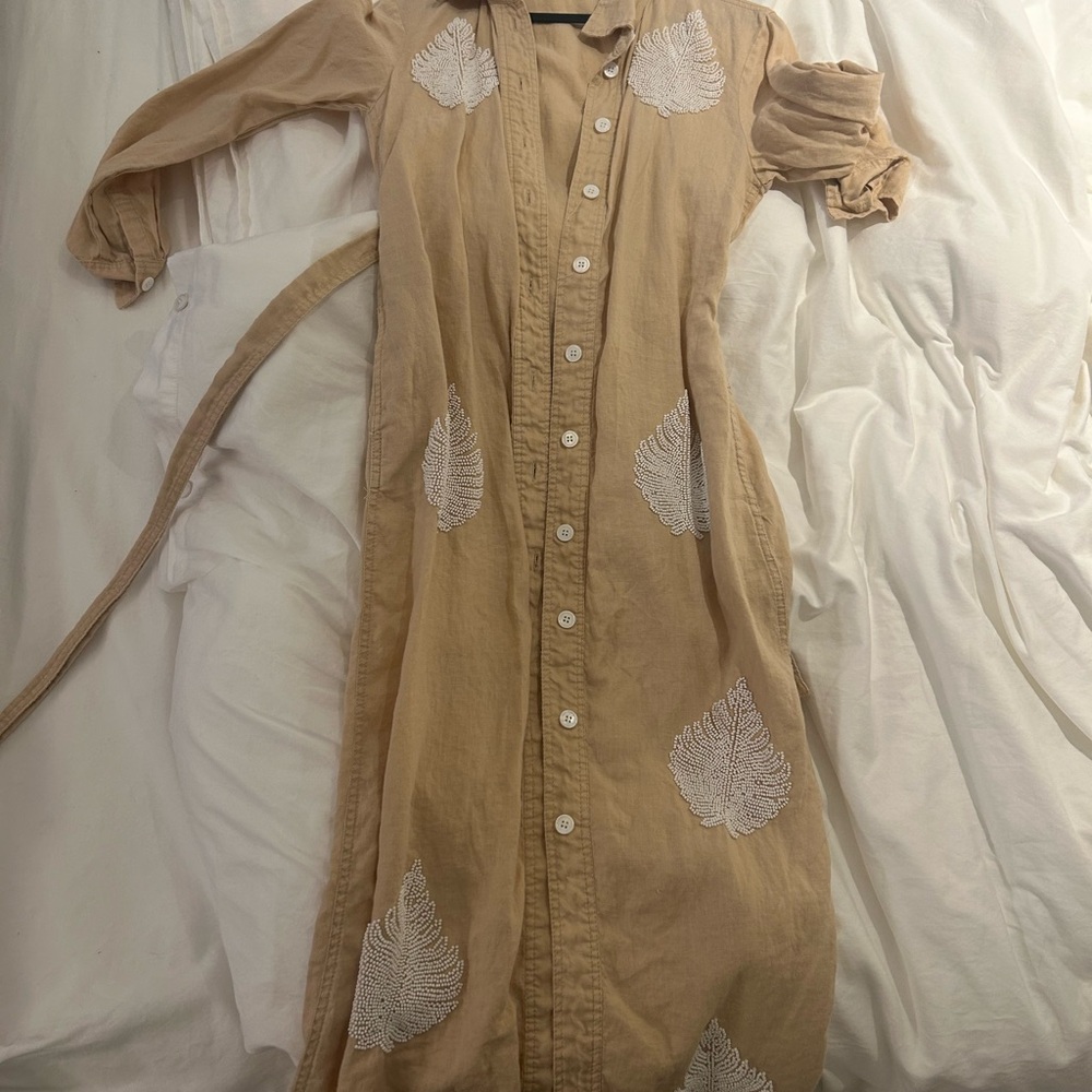 Elegant Tan Button-Down Dress with White Leaf Accents Zara